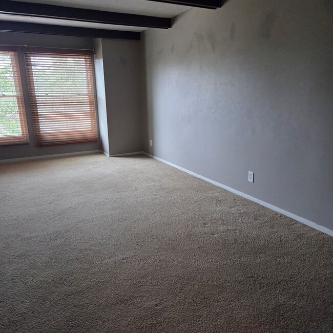 Building Photo - South Lincoln 1-bedroom apartment