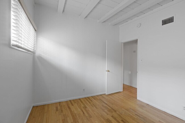 Building Photo - 15826 Magnolia Blvd