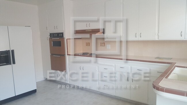 Building Photo - 2/1 Duplex with Step Down Office, 1 Car Ga...