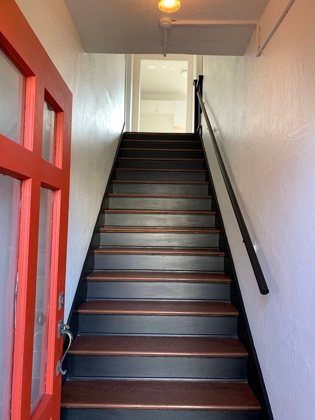 Entry stair - 4600 Melbourne Ave