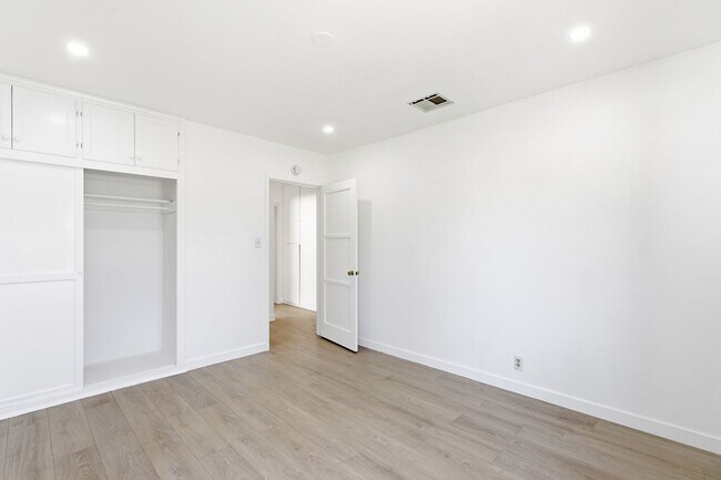 Building Photo - Beautiful modern 3 Bed + 2 Bath House + Den/Office & Backyard