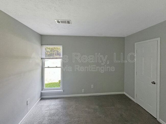 Building Photo - 9241 Woodhill Ln