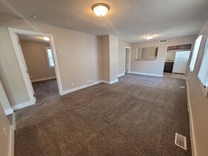 Building Photo - 2 Bedroom, 2 Bathroom Home with large garage!
