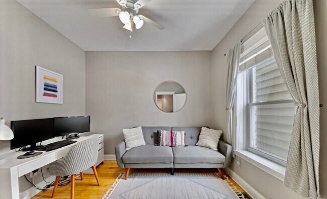 Building Photo - 3807 N Ravenswood Ave