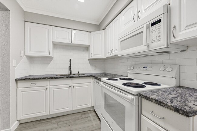 Building Photo - 107 E Willowick Ave