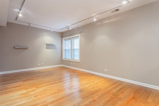 Building Photo - 845 E 52nd St
