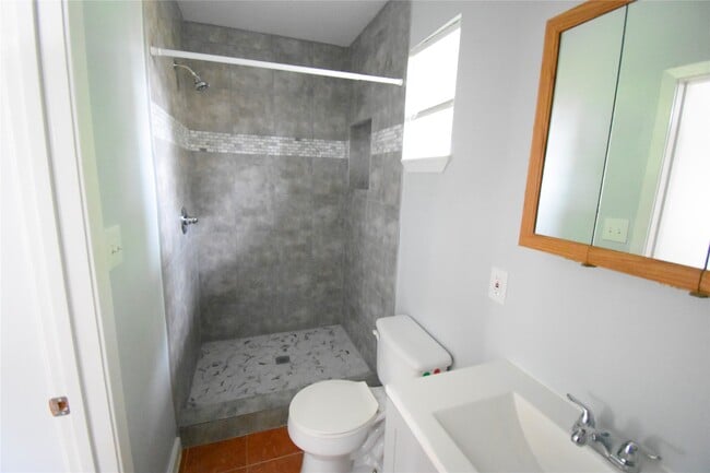 Building Photo - 1706 Oaks Dr