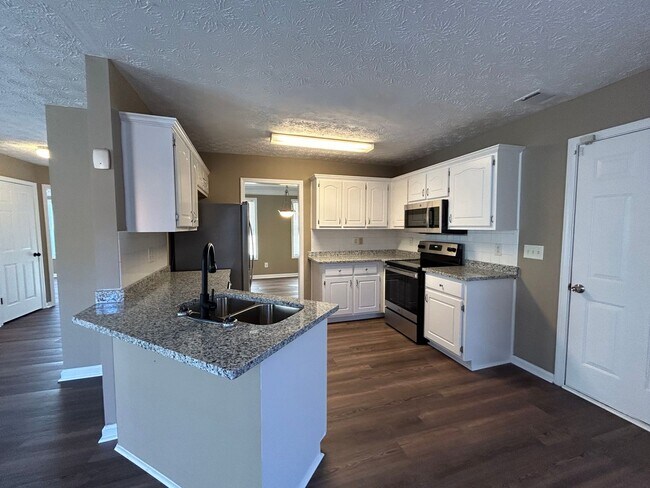 Building Photo - 1536 Ravens Run - Recently Renovated! Bran...