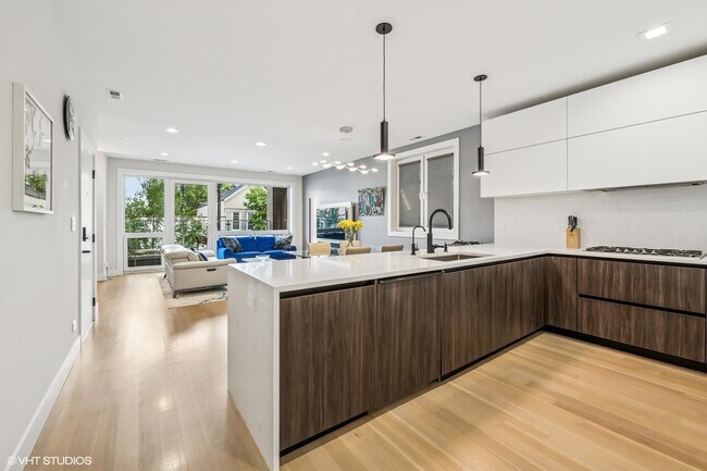 Building Photo - 2149 W Belmont Ave