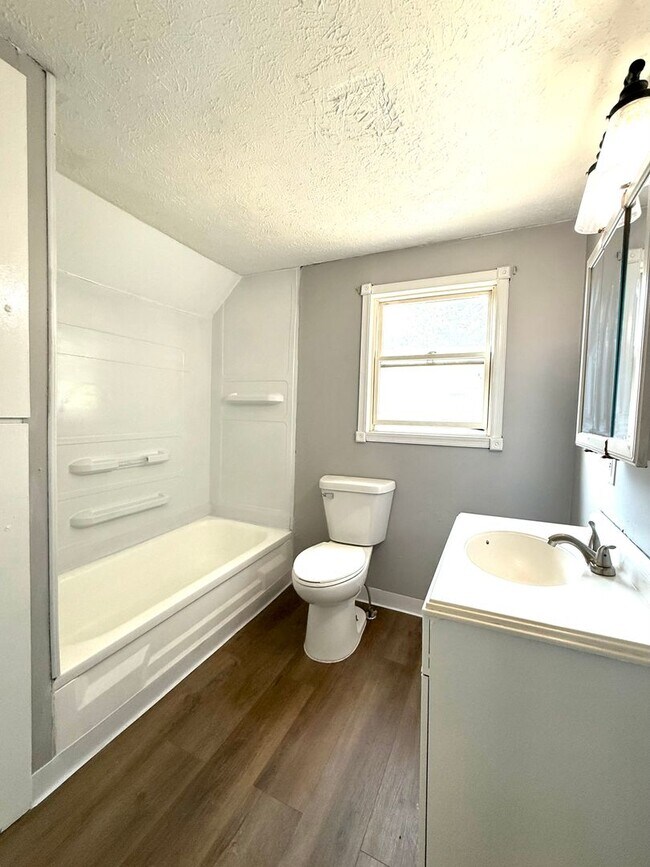 Building Photo - Great East End - 3 Bedroom Home