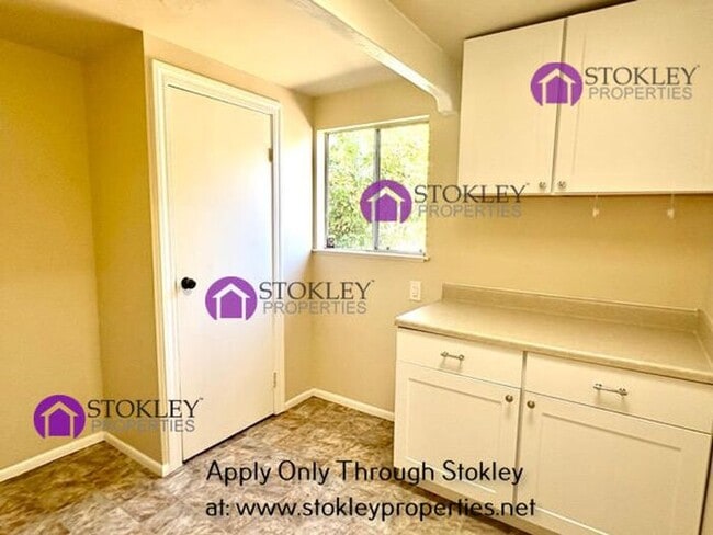 Building Photo - 2234 Oakvale Rd