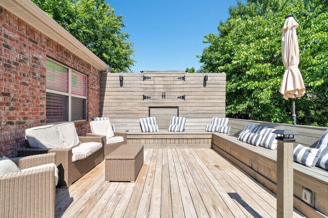 Building Photo - Fabulour Bridgeport S/D Home w/AMAZING out...