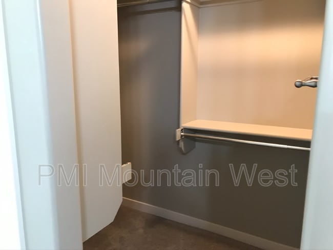 Building Photo - 1039 950 N