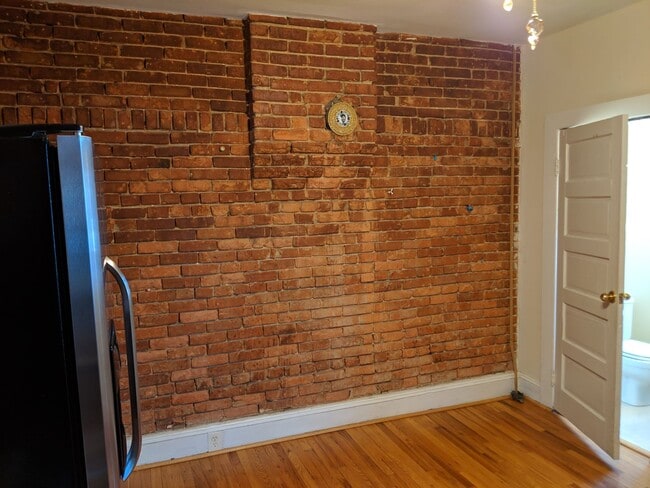 Building Photo - Charming Historic townhouse in downtown Frederick available mid June!