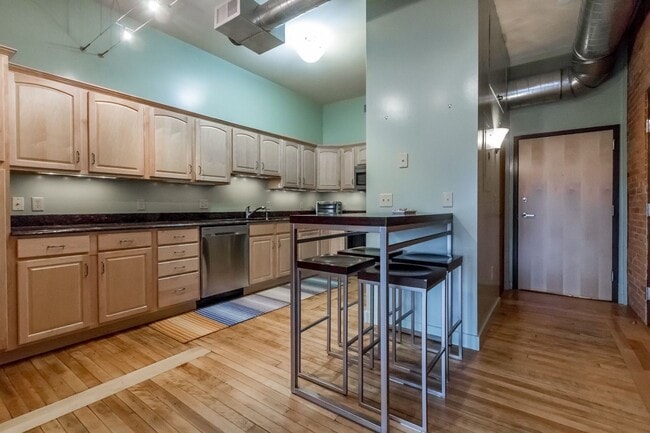 Building Photo - ALL UTILITIES INCLUDED - Furnished Downtow...