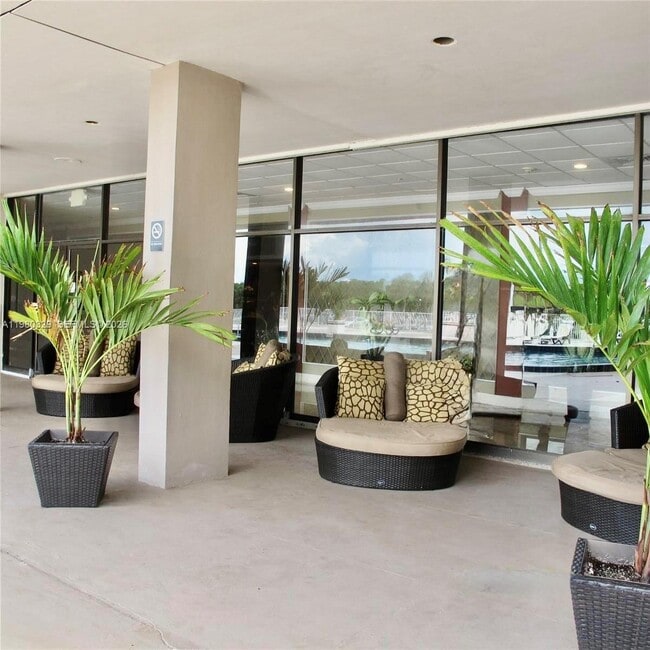 Building Photo - 400 Kings Point Dr