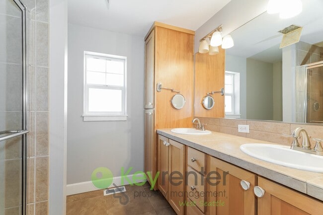 Building Photo - **Rent Special** Modern 3 Bedroom with Off...