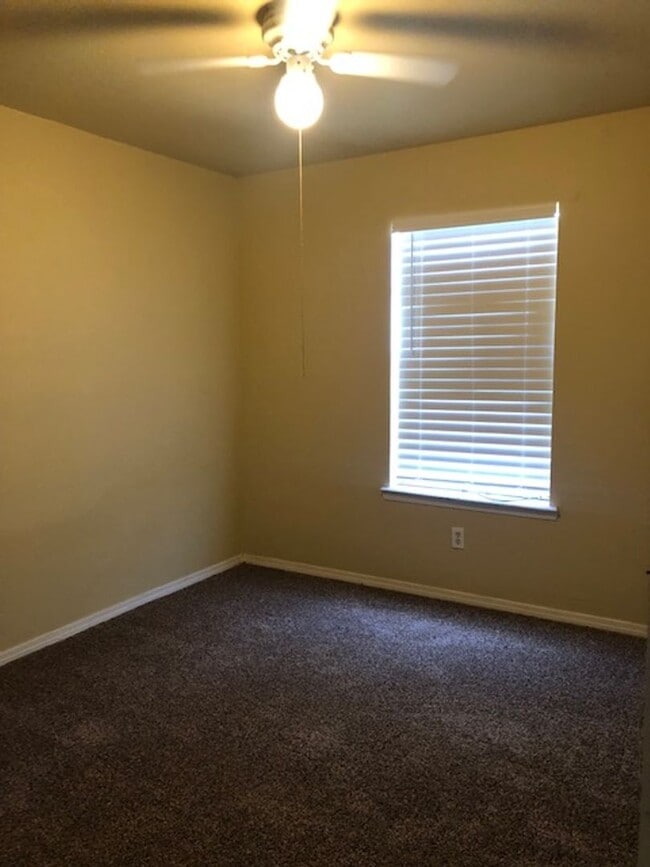 Building Photo - 5222 Clearwater Ct