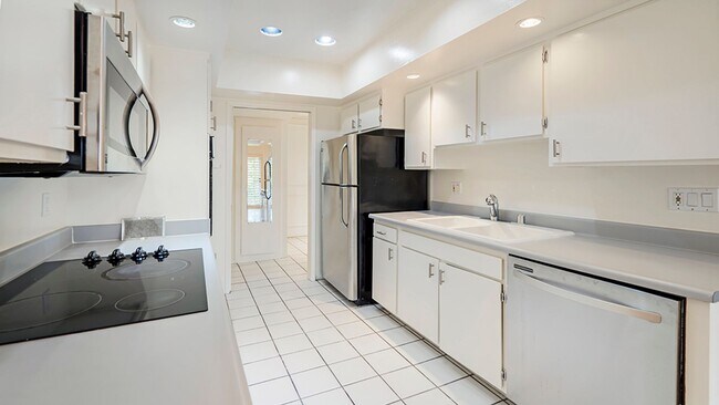 Building Photo - Luxury Penthouse Newly Renovated 1 Bed + D...