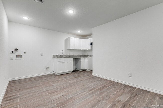 Building Photo - 1835 W Poplar St