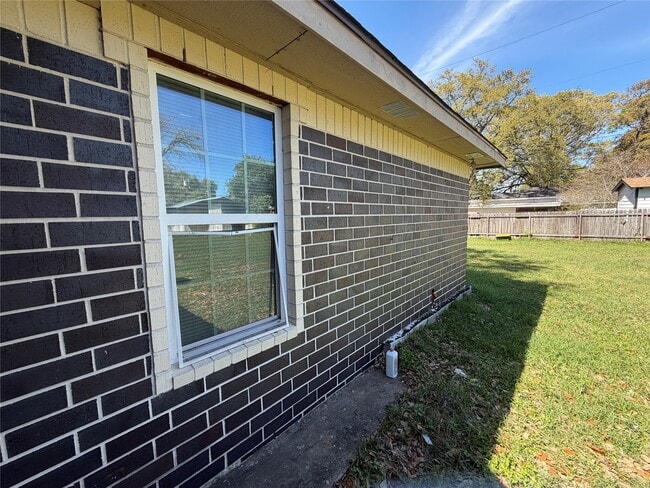 Building Photo - 2501 Maple St