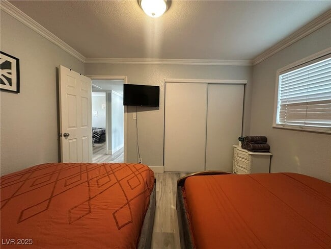 Building Photo - 2419 E Vegas Valley Dr