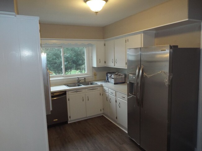 Building Photo - Convenient in Midtown!