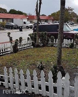 Building Photo - 3 br, 2 bath Townhome - 7640 SW 10th St B