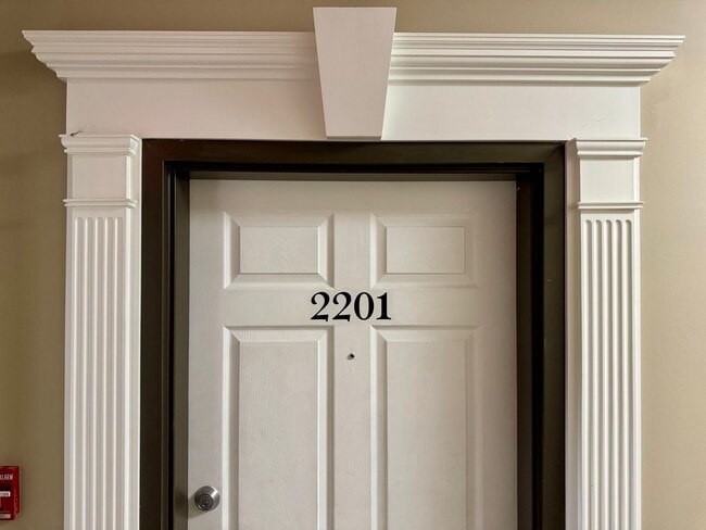 Building Photo - Beautiful Condo!