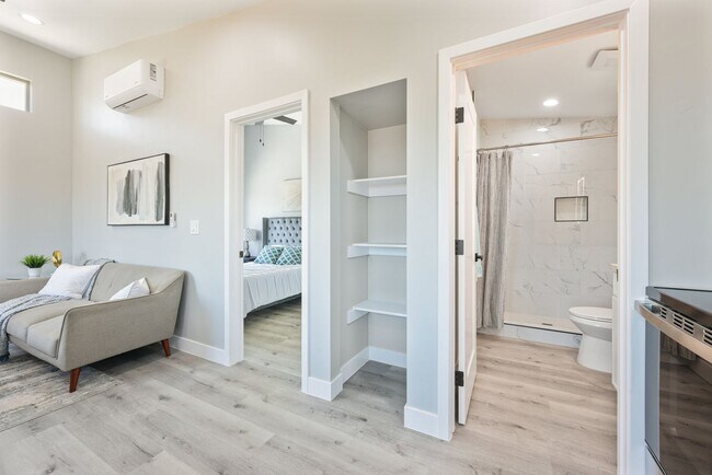 Building Photo - Brand New Upstairs 1 Bed 1 Bath! Convenien...