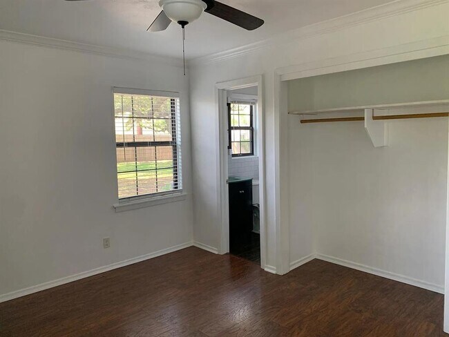 Building Photo - 5702 Fairlane Dr