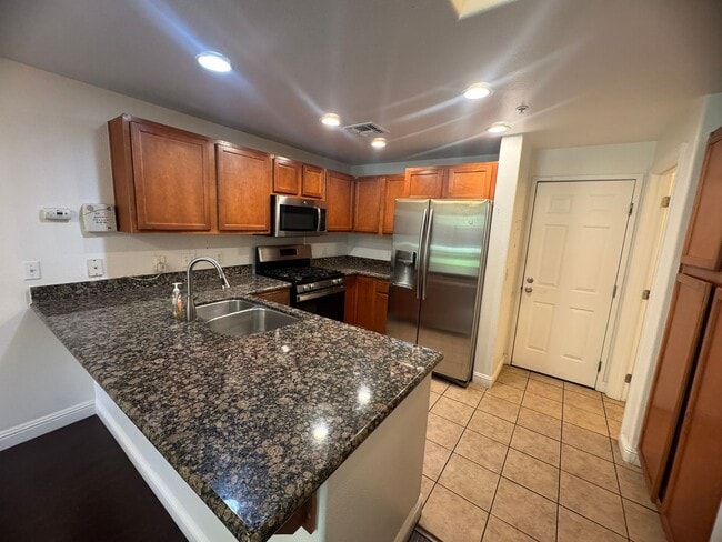 Building Photo - Spacious 2 Story Condo In Westlake Villas