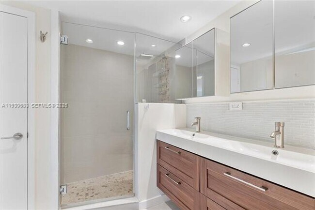 Building Photo - 10101 E Bay Harbor Dr