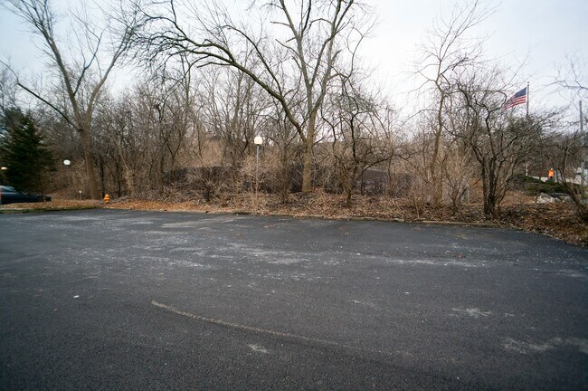 Building Photo - 1617 Maple Terrace