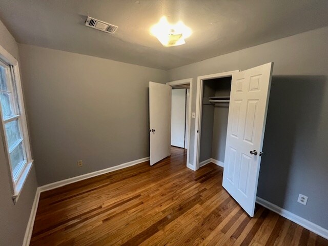 Building Photo - 204 Ravenwood Way