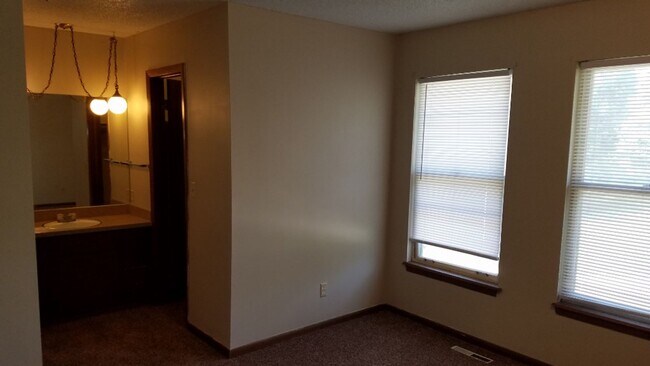 Building Photo - 8510 W Maple St