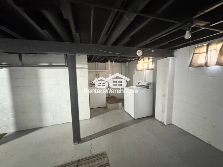 Building Photo - 5813 Clark St