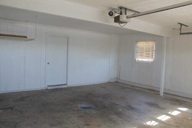 Building Photo - LONG TERM! 3 Bedroom 3 Bath Pool Home!