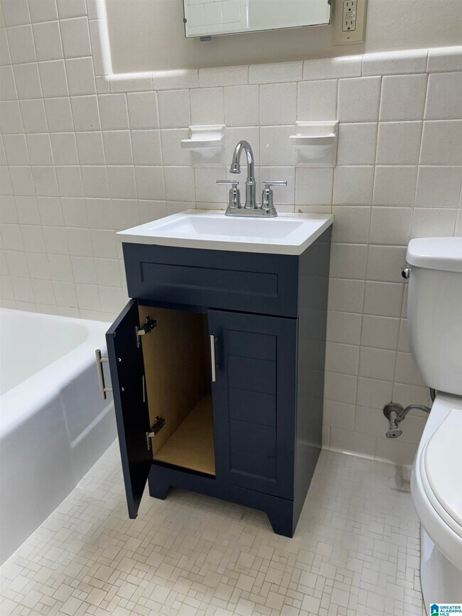 Building Photo - 3712 Country Club Dr S