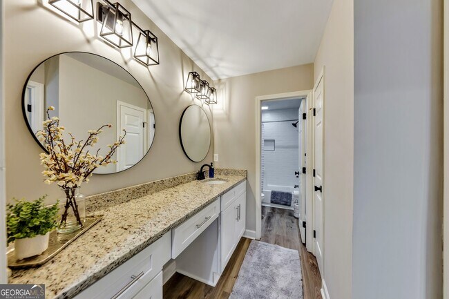 Building Photo - 1018 Falling Valley Ct SE