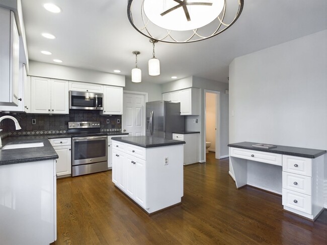 Building Photo - 2824 Hampton Woods Dr