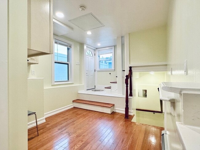 Building Photo - Furnished room/NOT APARTMENT