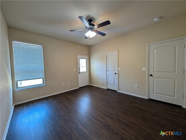 Building Photo - 660 Creekside Cir