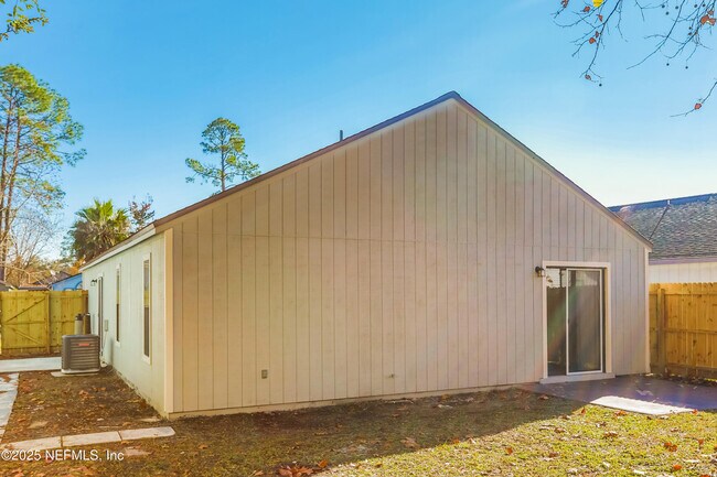 Building Photo - 1852 Manitoba Ct N