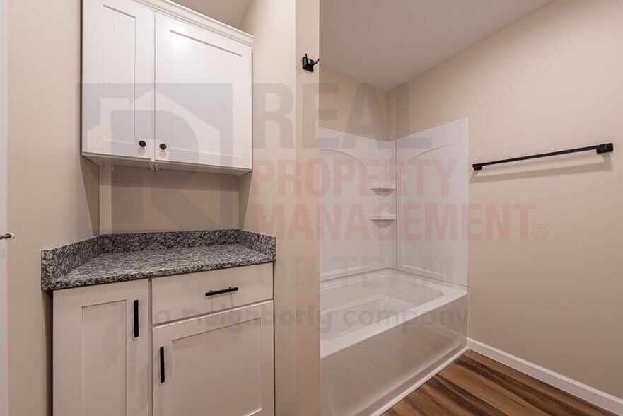 Building Photo - 5066 Newton Falls Rd