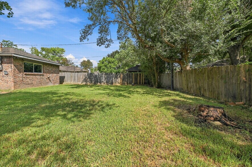 Large backyard - 8339 Carvel Ln