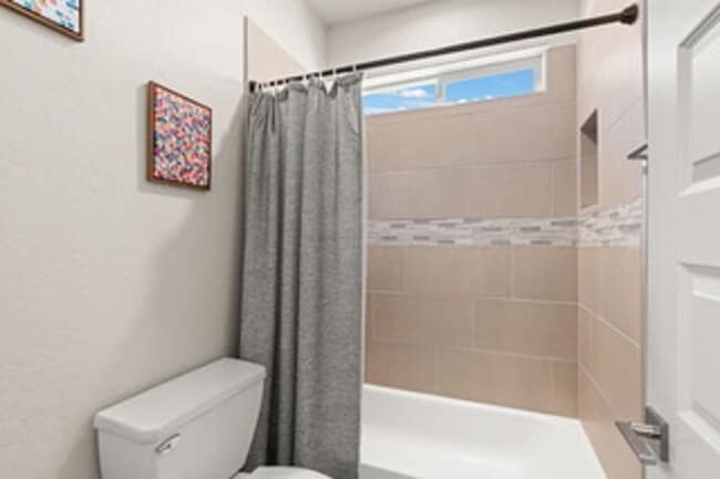 Building Photo - Like New Los Lunas Home!