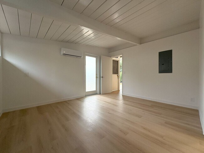 Building Photo - Newly Remodeled Single Family Home Available Now!