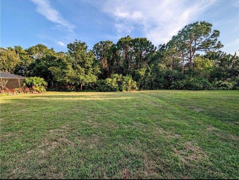 Uncommon extra large flat backyard - 562 SW Saint Martins Cv