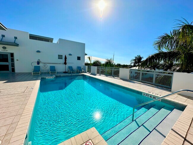 Building Photo - 365 SE 6th Ave